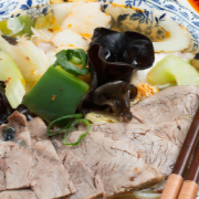 Dumplings And Mixed Veggies In Hot And Sour Soup 酸辣汤饺 (8 Pcs)